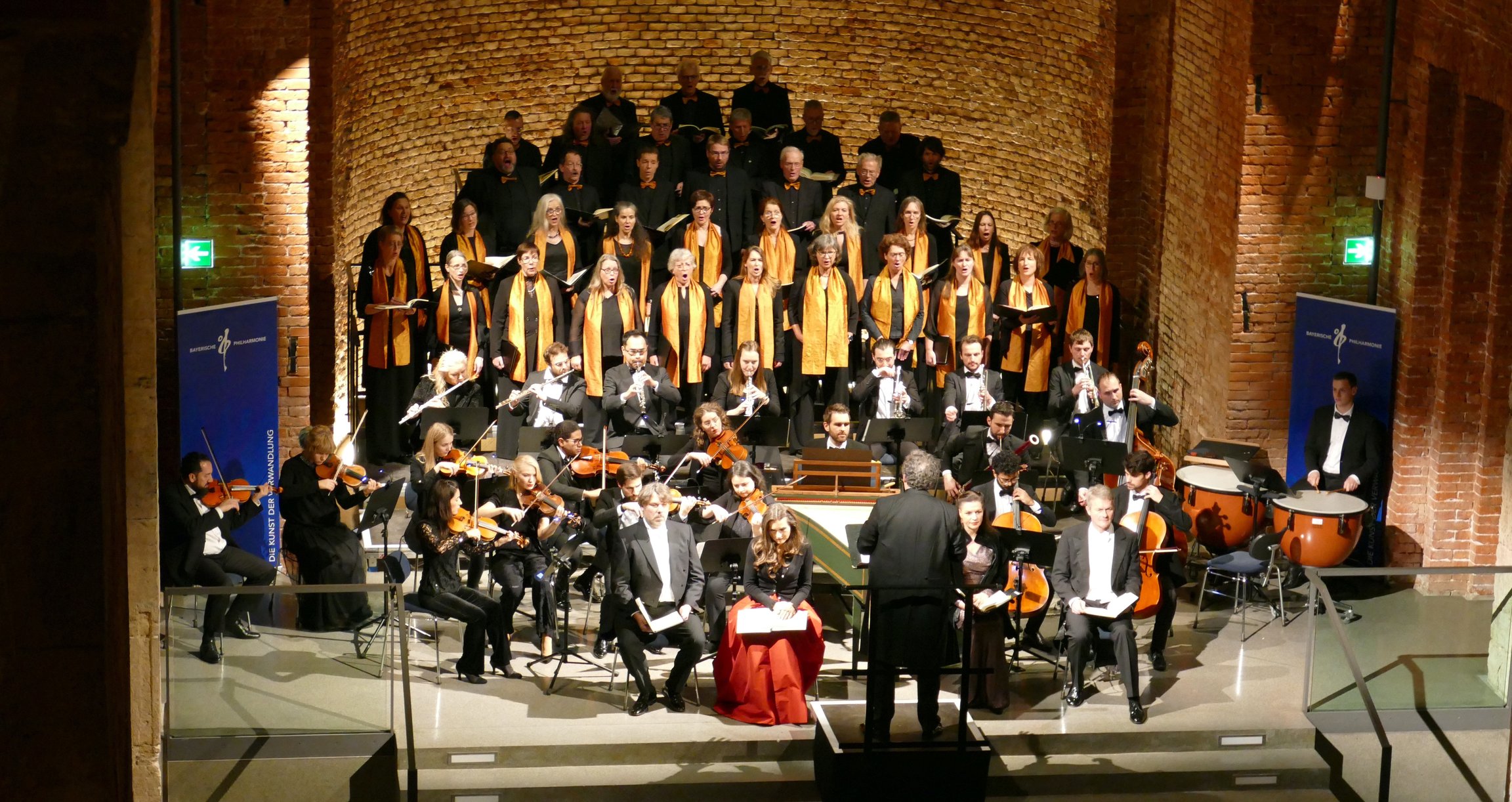 Orchester und Chor von oben fotografiert