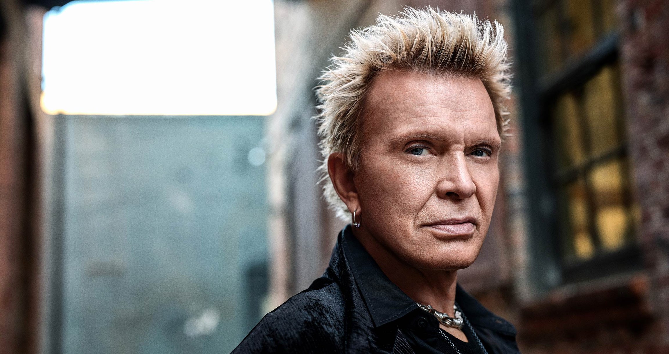 Billy Idol guckt in die Kamera