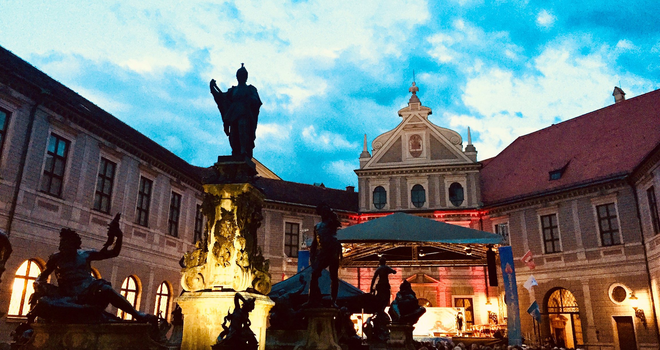 Ein großes prachtvolles Gebäude mit Brunnen und Statuen 