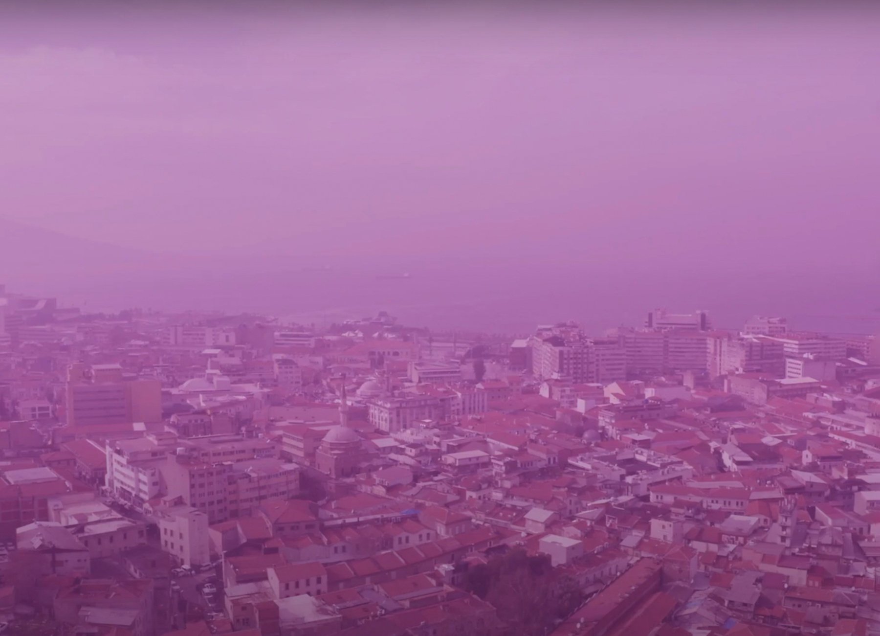 Foto einer Stadt in lilanem Nebel