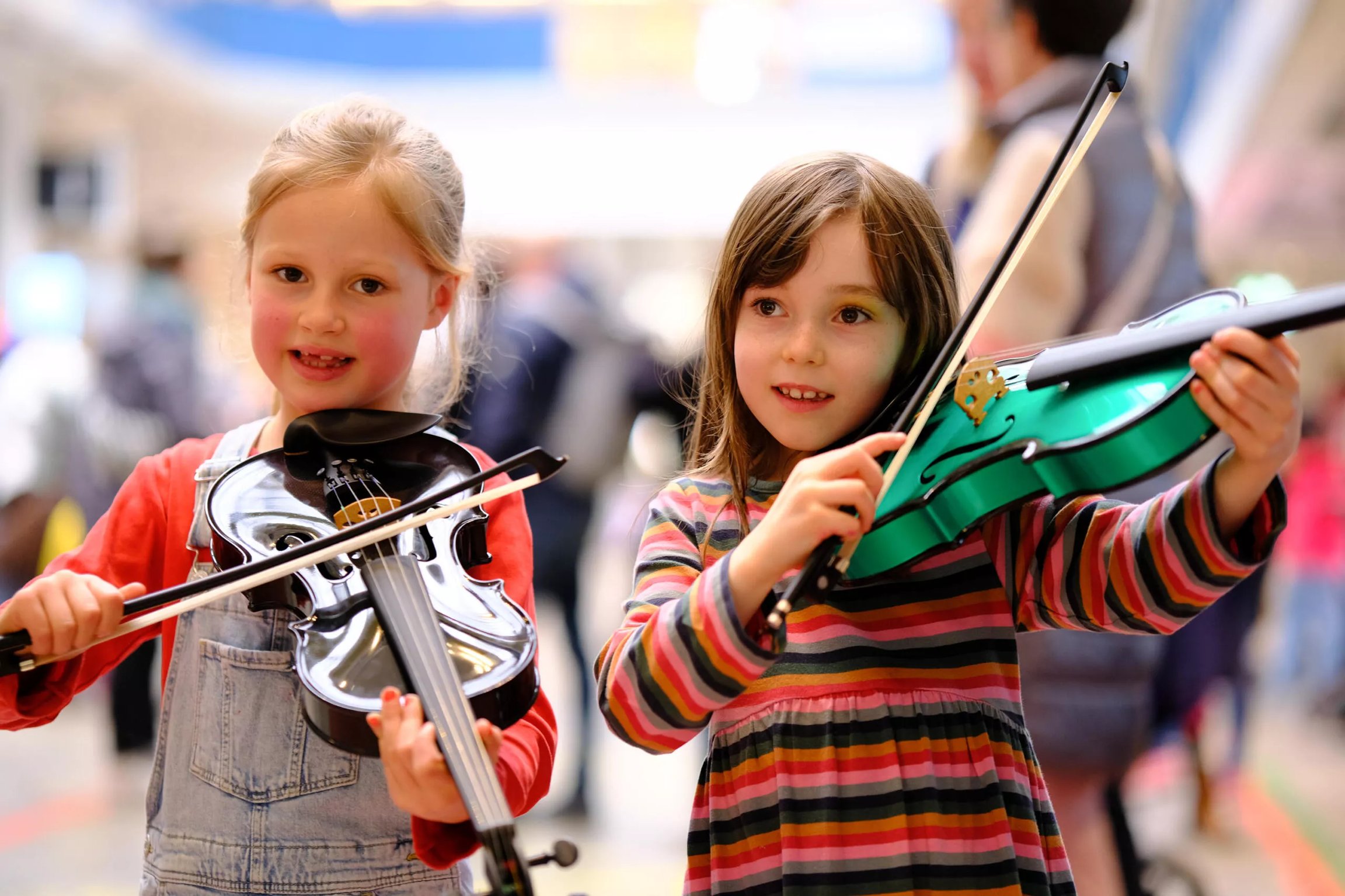 zwei Mädchen mit Violine