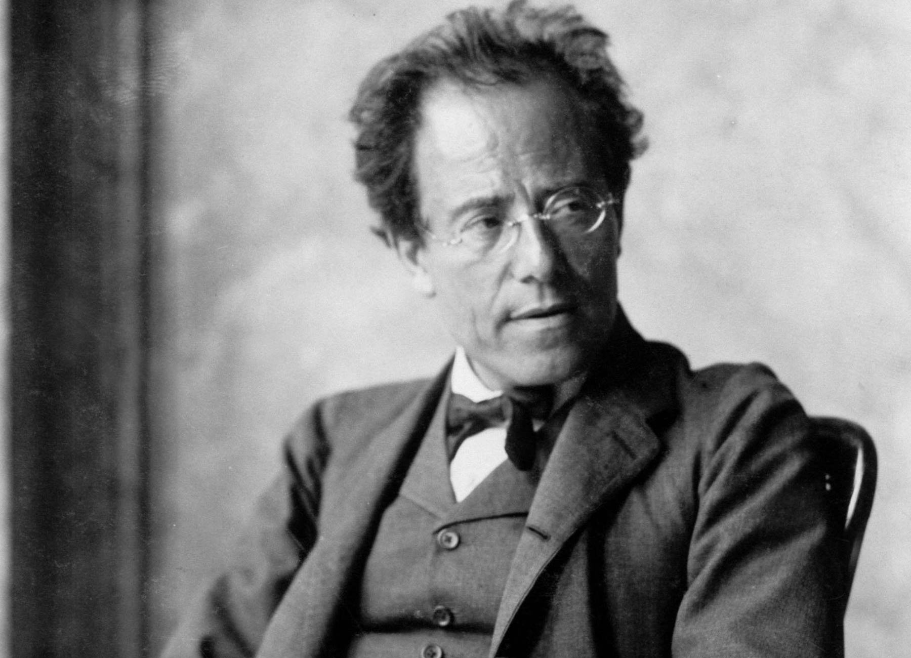 Schwarz-weiß Foto von Gustav Mahler in einem Anzug